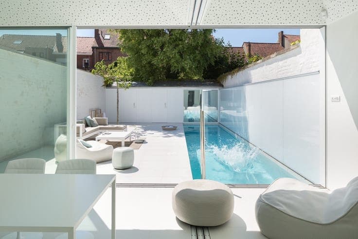 Exclusive gentleman's house with city garden and pool in Bru