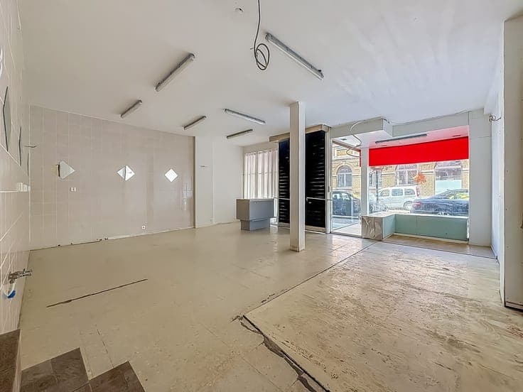 BONNE MAISON DE COMMERCE AVEC LOGEMENT ET GARAGE