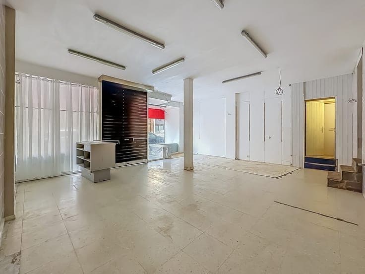BONNE MAISON DE COMMERCE AVEC LOGEMENT ET GARAGE