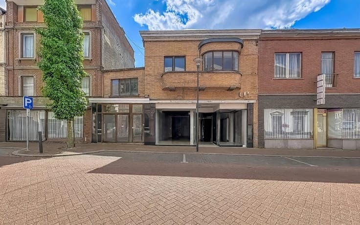 BONNE MAISON DE COMMERCE AVEC LOGEMENT ET GARAGE