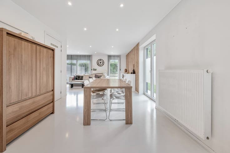 Recente en enorm lichtrijke half open bebouwing met veel ...