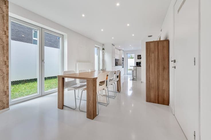 Recente en enorm lichtrijke half open bebouwing met veel ...