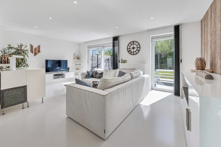 Recente en enorm lichtrijke half open bebouwing met veel ...