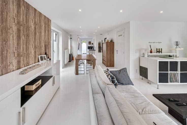 Recente en enorm lichtrijke half open bebouwing met veel ...