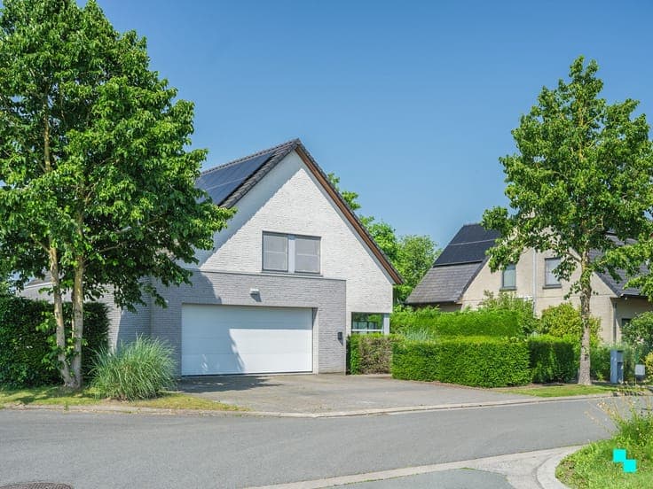 Lichtrijke villa met vier slaapkamers en zonnige tuin in ...