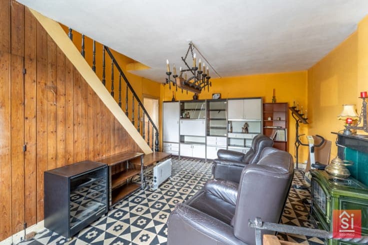 House to renovate with a large garden