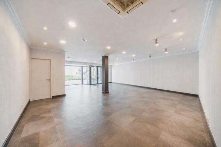 Mixed-use building with great potential for profitability!