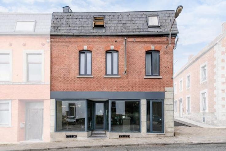 Mixed-use building with great potential for profitability!
