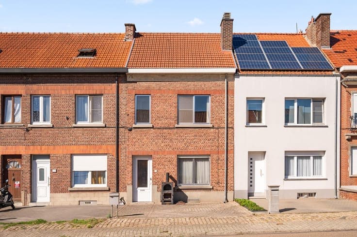 Charming terraced house with 2 bedrooms, garden, and parking