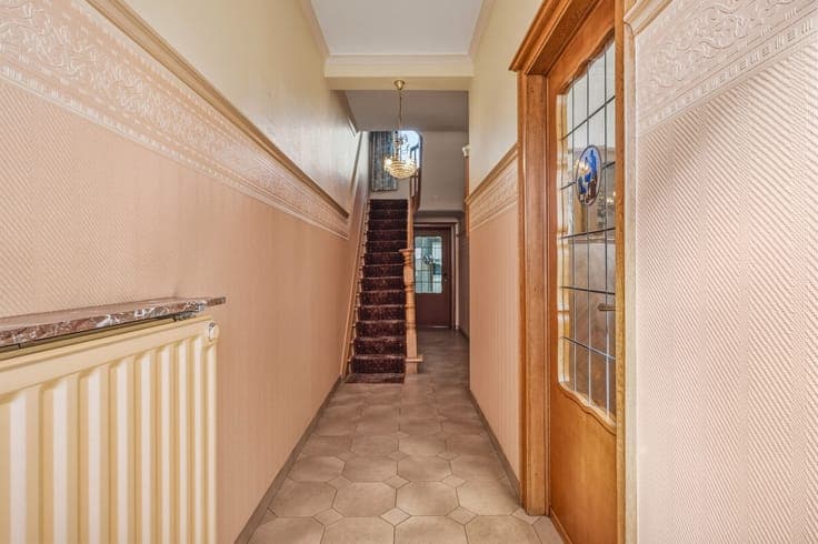 Charming terraced house with 2 bedrooms, garden, and parking