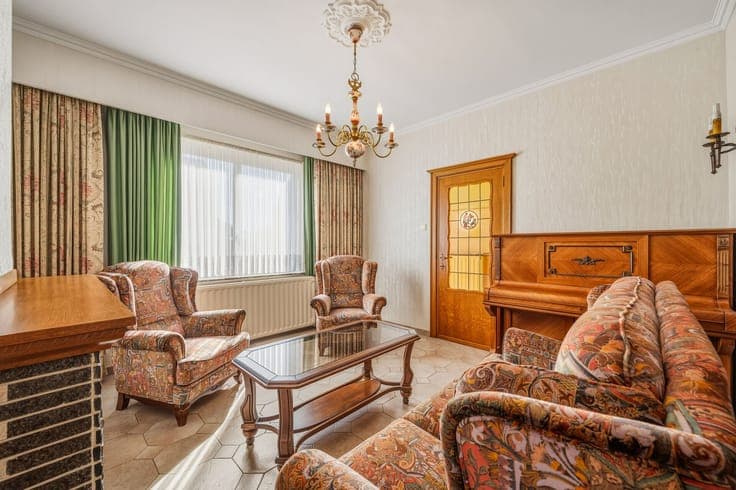 Charming terraced house with 2 bedrooms, garden, and parking