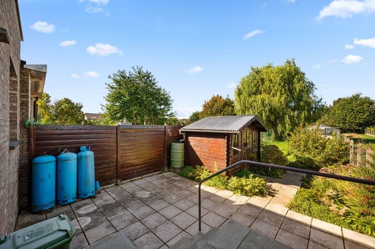 Charming terraced house with 2 bedrooms, garden, and parking