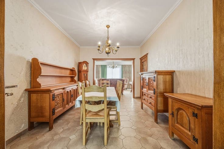 Charming terraced house with 2 bedrooms, garden, and parking