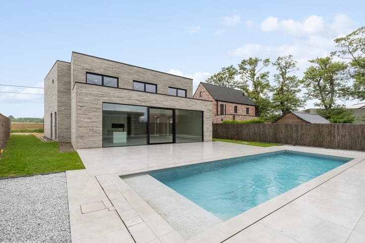 Nieuwbouwwoning met zwembad en poolhouse