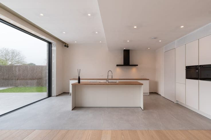 Nieuwbouwwoning met zwembad en poolhouse