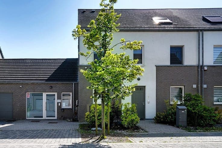 STUNNING THREE-SIDED SEMI-DETACHED HOME WITH A SEPARATE PROF