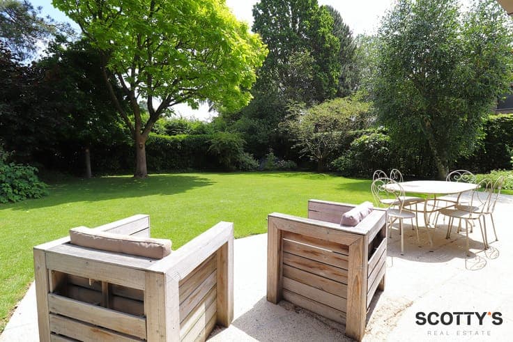 Charming Villa with East-Facing Garden Near Schaveys Park