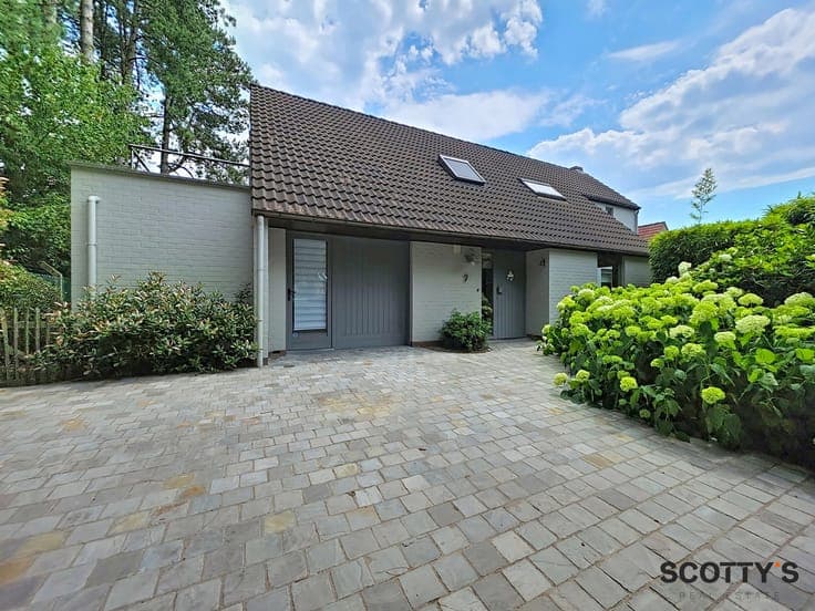 Charming Villa with East-Facing Garden Near Schaveys Park