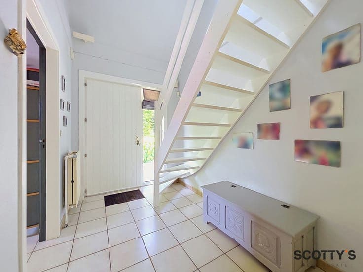 Charming Villa with East-Facing Garden Near Schaveys Park