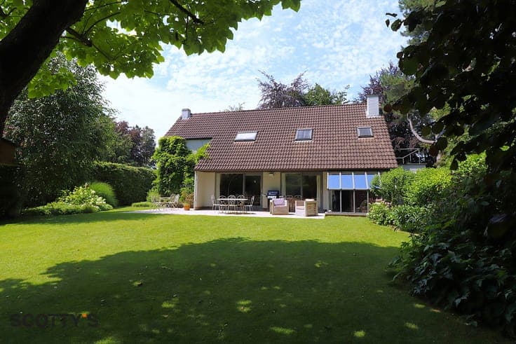 Charming Villa with East-Facing Garden Near Schaveys Park