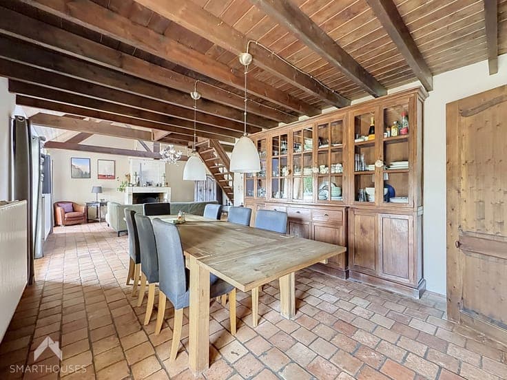 Country home with 4 bedrooms and a beautiful stable