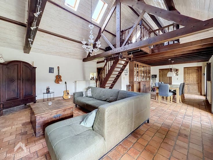 Country home with 4 bedrooms and a beautiful stable