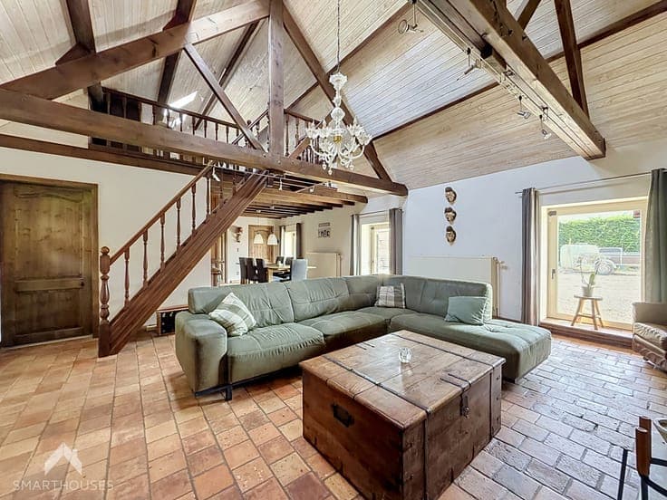 Country home with 4 bedrooms and a beautiful stable