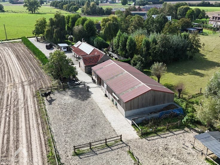 Country home with 4 bedrooms and a beautiful stable