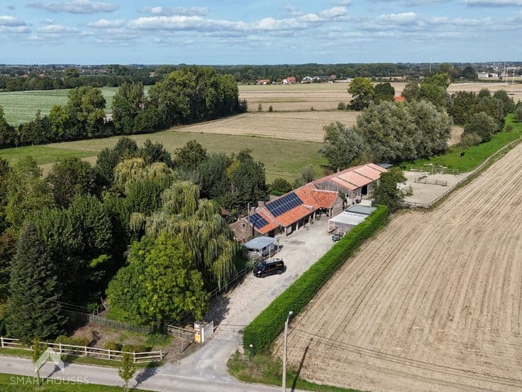 Country home with 4 bedrooms and a beautiful stable