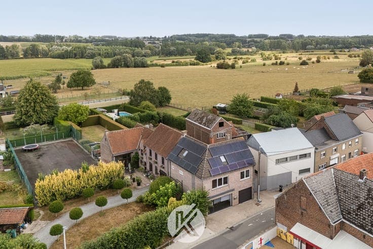 Veelzijdige eigendom met handelsruimte en bel-etagewoning