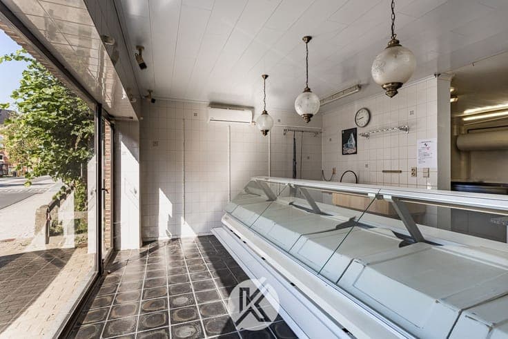 Veelzijdige eigendom met handelsruimte en bel-etagewoning