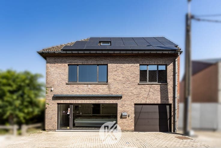 Veelzijdige eigendom met handelsruimte en bel-etagewoning