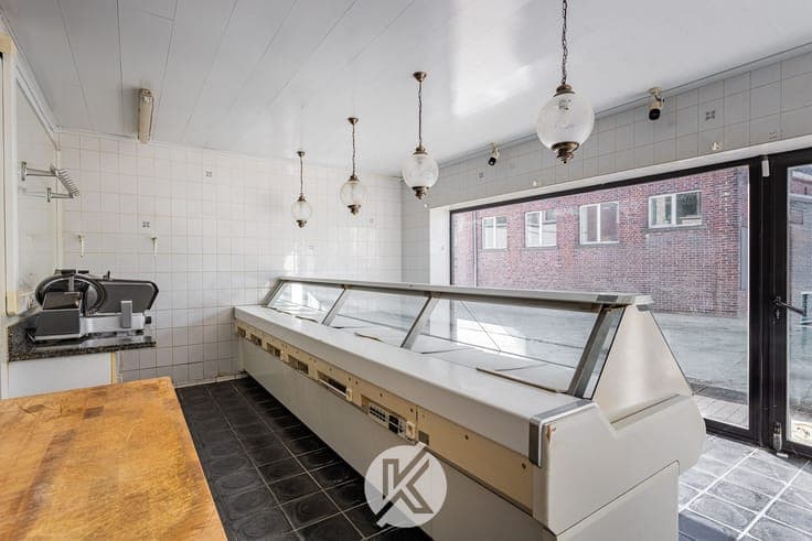 Veelzijdige eigendom met handelsruimte en bel-etagewoning