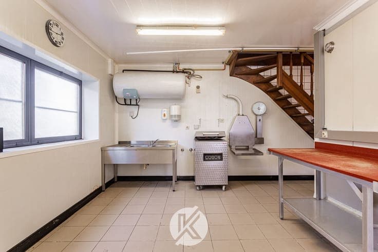 Veelzijdige eigendom met handelsruimte en bel-etagewoning