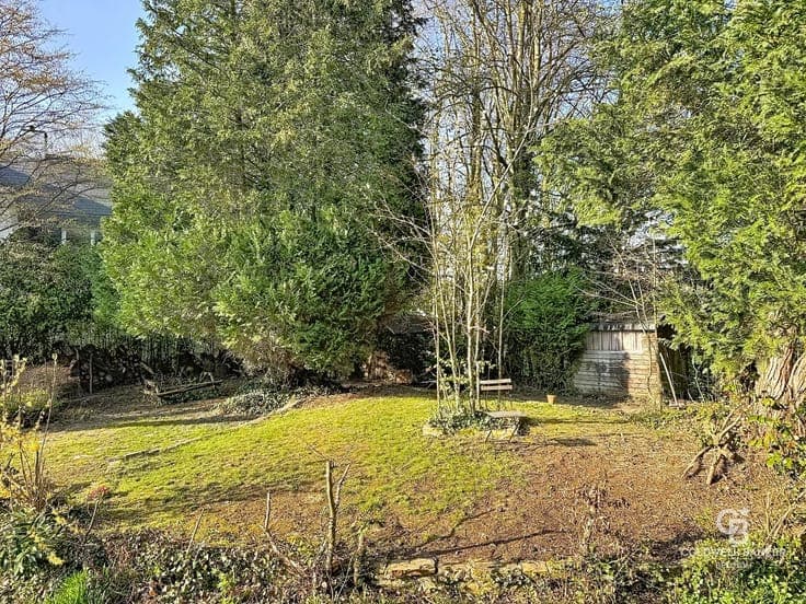 Set of 2 houses (approx. 324 sq. m.) with a spacious, tree-l