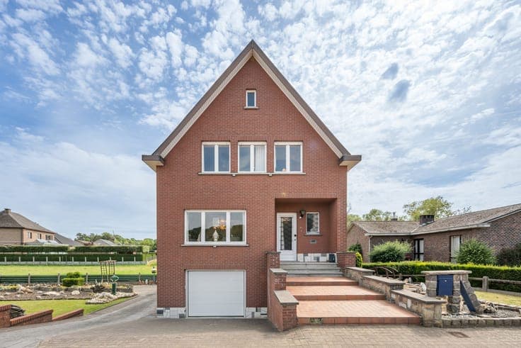 Te renoveren woning met 3 slaapkamers (en afgewerkte zold...