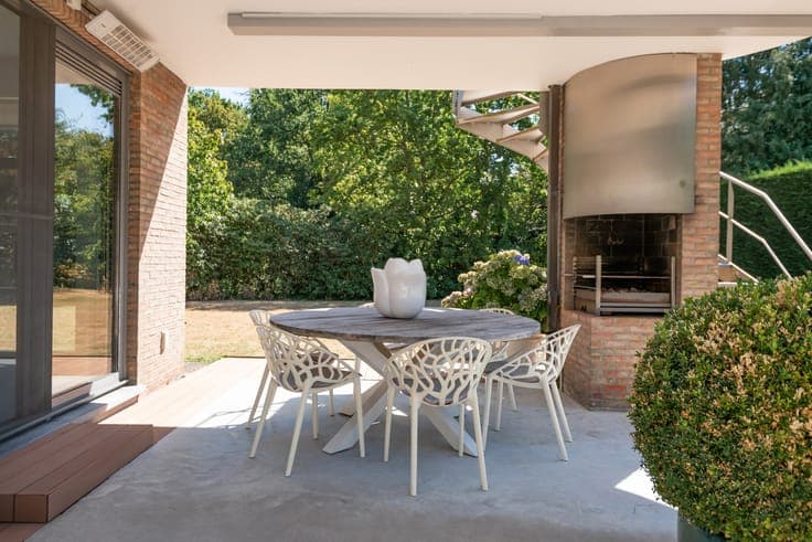 Spacious villa with practice room, garden, and double garage