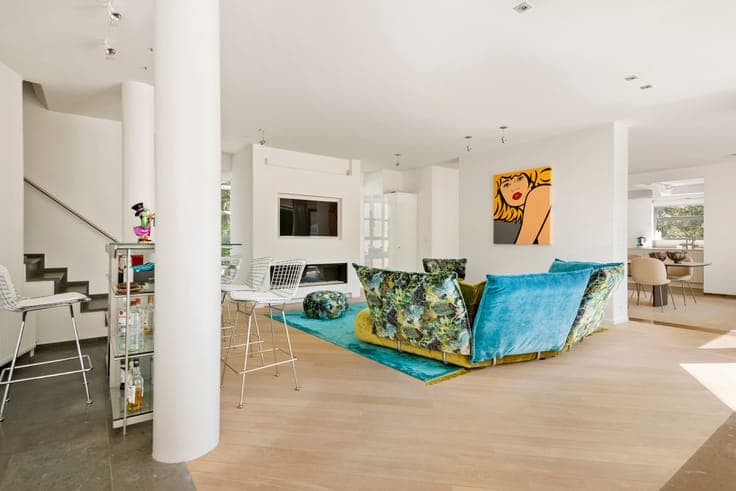 Spacious villa with practice room, garden, and double garage