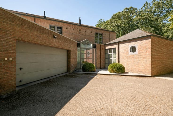 Spacious villa with practice room, garden, and double garage