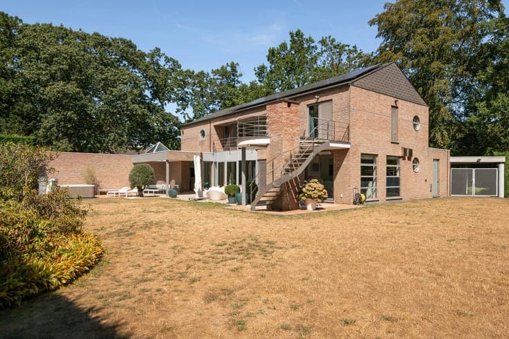 Spacious villa with practice room, garden, and double garage