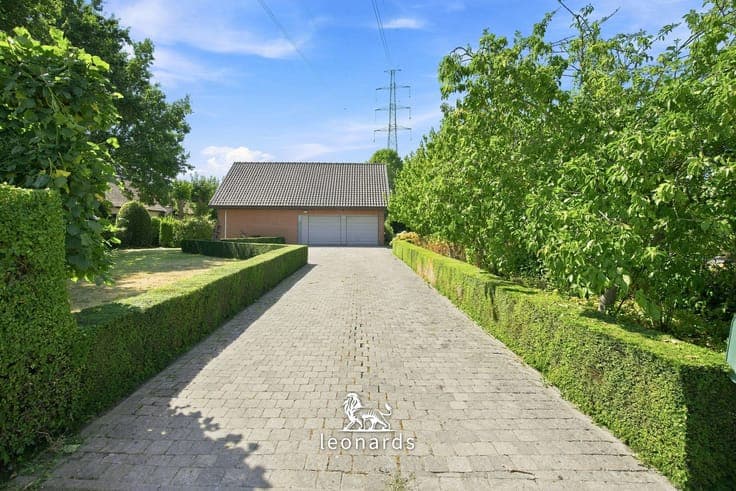 Detached villa on a spacious plot in Lendelede