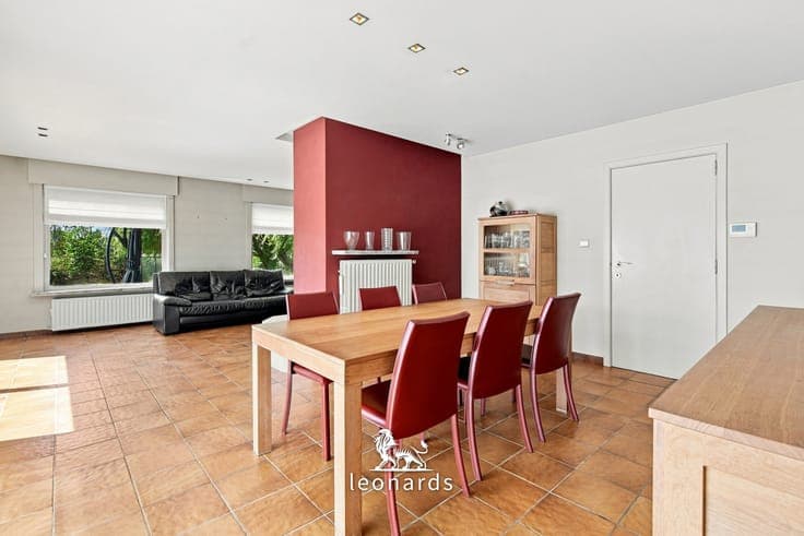 Detached villa on a spacious plot in Lendelede