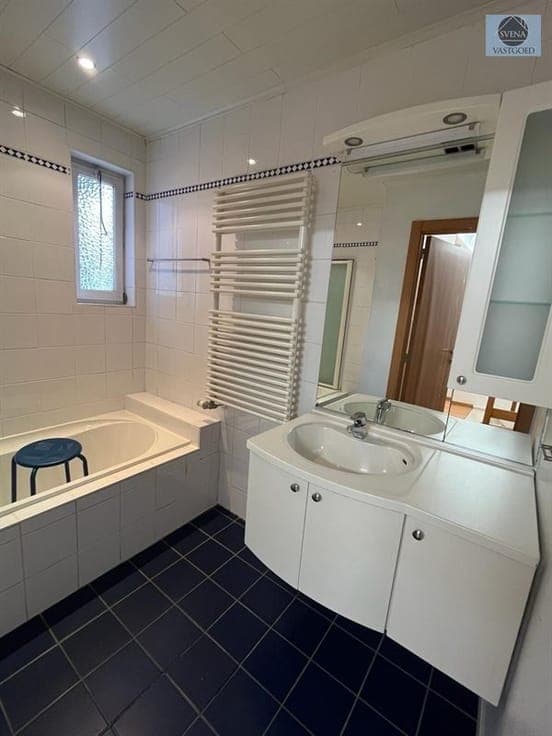 COMMERCIAL HOUSE AND APARTMENT WITH 5 BEDROOMS