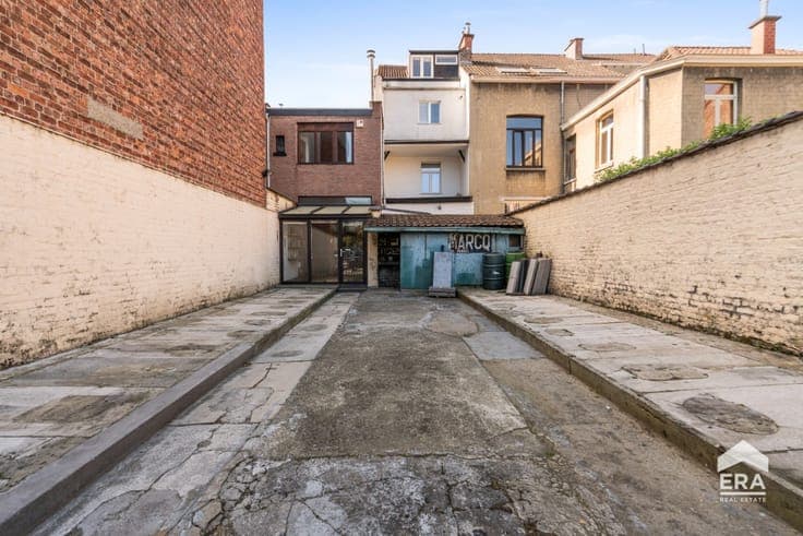 House to renovate in Jette with parking