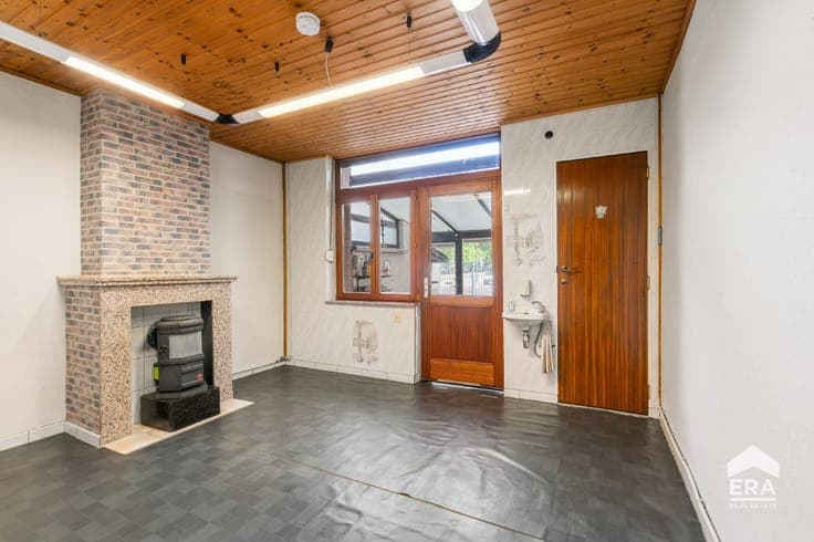 House to renovate in Jette with parking