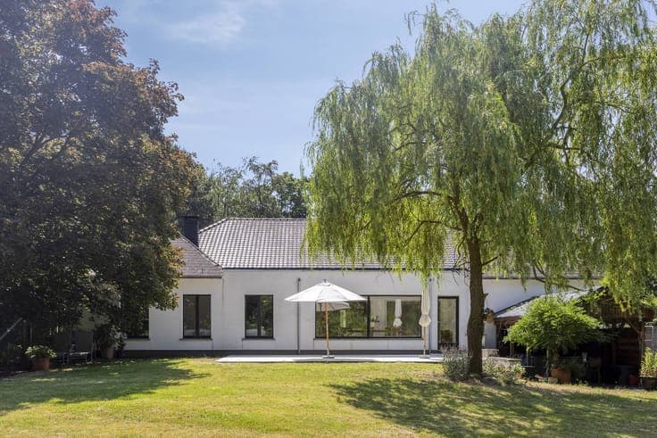 Exclusive villa on a spacious sunny plot in Bonheiden.
