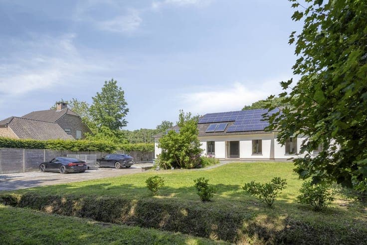 Exclusive villa on a spacious sunny plot in Bonheiden.