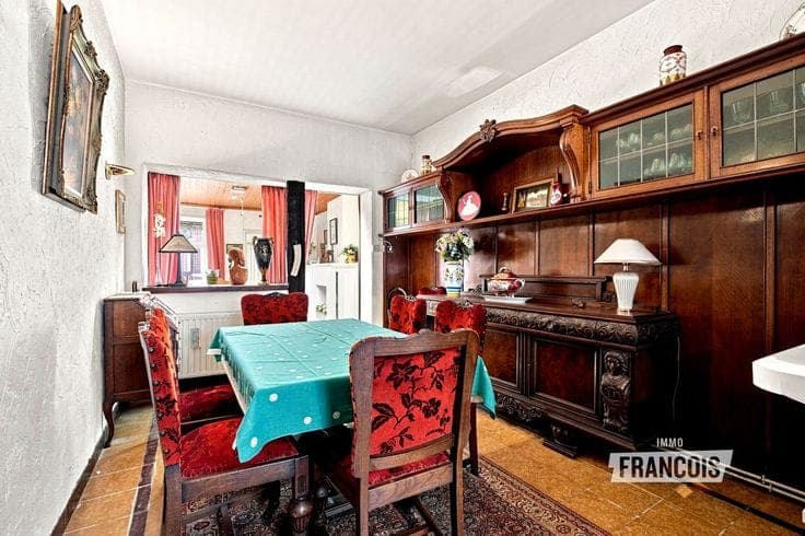 Property in need of renovation with a large garage in Roesb…