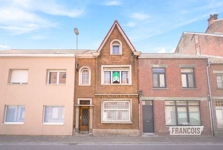 Property in need of renovation with a large garage in Roesb…