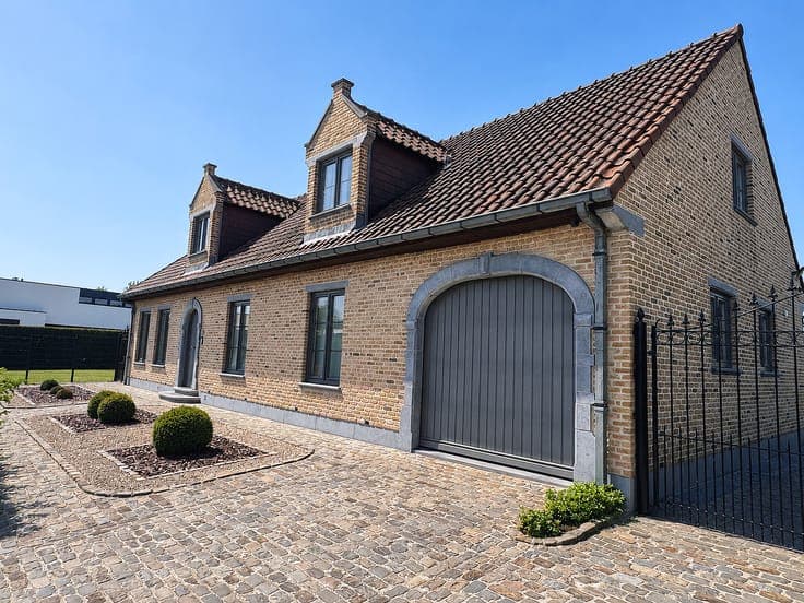 Ready to move in detached villa with 4 bedrooms in Lennik.